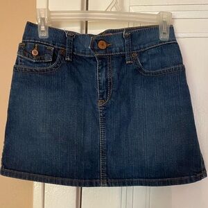 Old Navy stretch denim miniskirt women’s size 10. Medium/dark rinse.